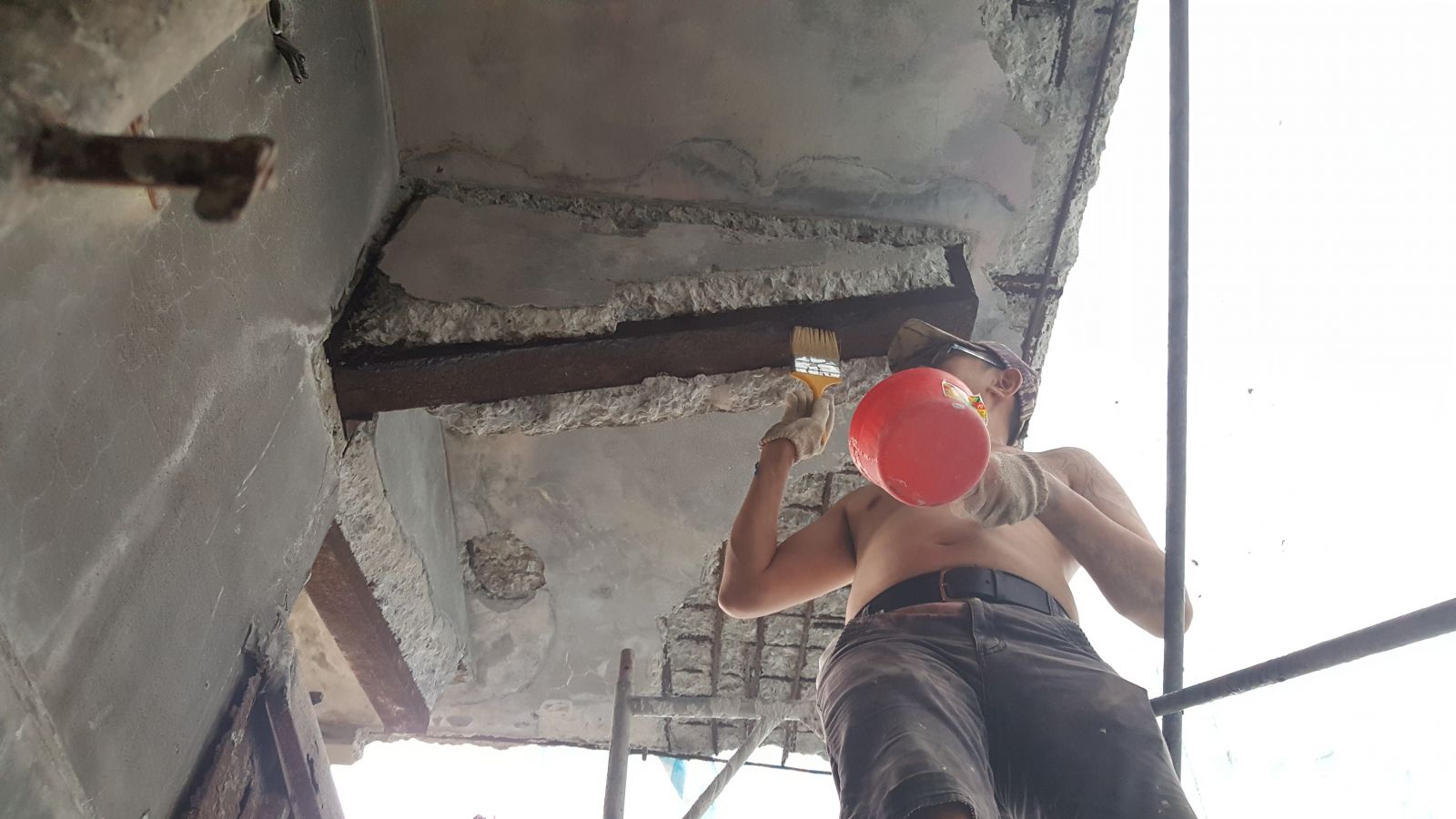 塗佈R-790常溫鐵鏽轉化劑及噴灑新舊混凝土接著劑