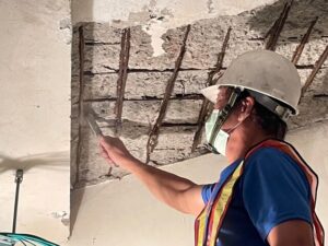 鋼筋鏽蝕處鋼刷除鏽