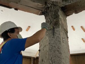 鋼筋鏽蝕處鋼刷除鏽