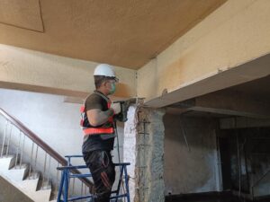 刨除梁之粉刷層(與梁50cm錨定)