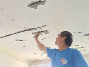 鋼刷清除鏽蝕表面